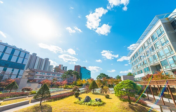 Khuôn viên Sogang University rực rỡ đầy sắc màu