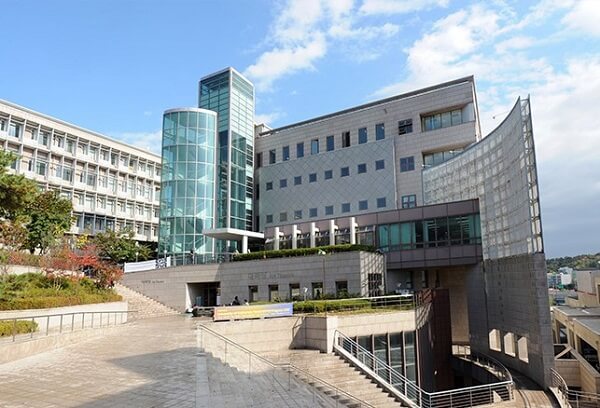 Khuôn viên hiện đại của trường đại học Kookmin