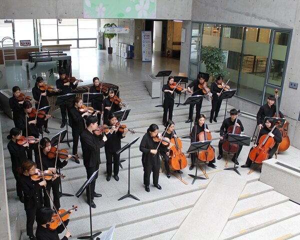 Dàn nhạc biểu diễn trong thư viện trường Anyang Hàn Quốc