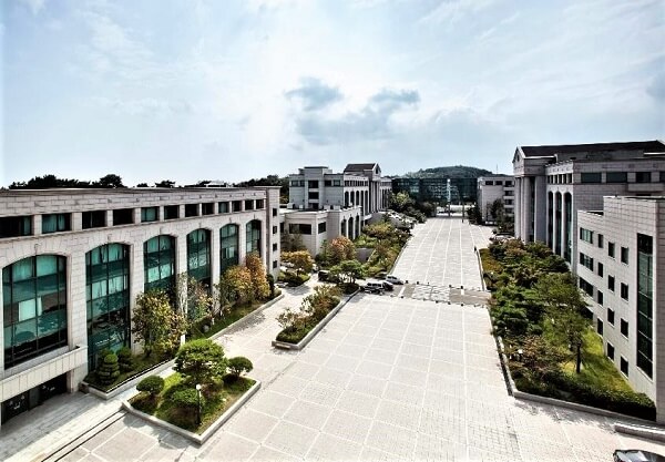 Khuôn viên rộng lớn của trường Ulsan