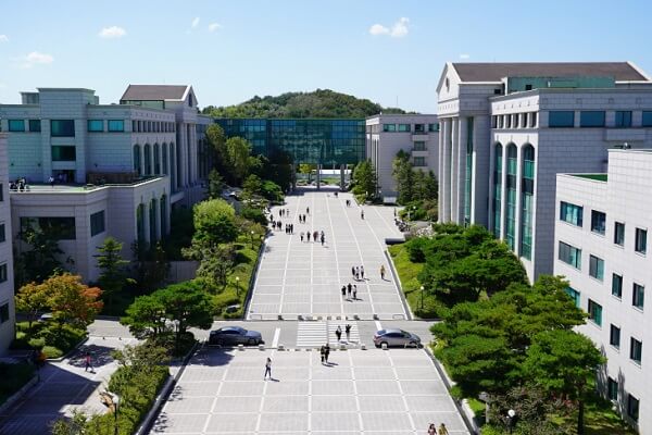 Khuôn viên Ulsan College xanh mát vào mùa hạ