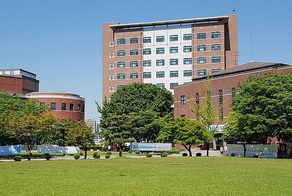 Khuôn viên Pyeongtaek University xanh mát vào mùa hạ