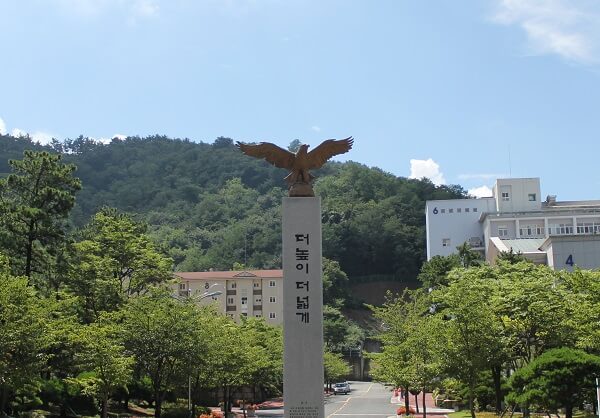 Khuôn viên Changshin University xanh mát vào mùa hạ