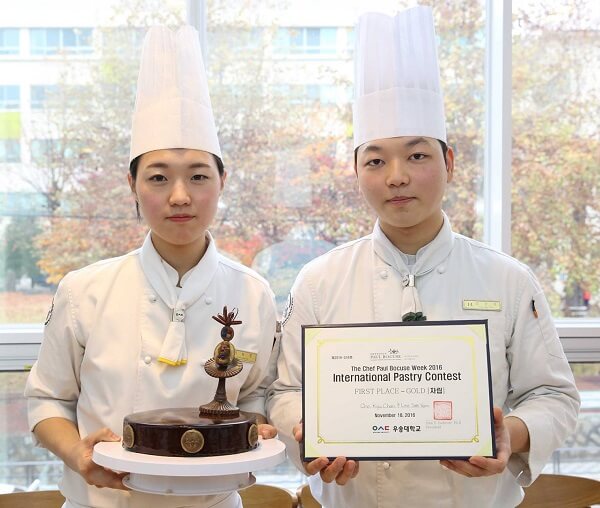 Sinh viên đạt giải nhất trong hội thi làm bánh tại Sol International School