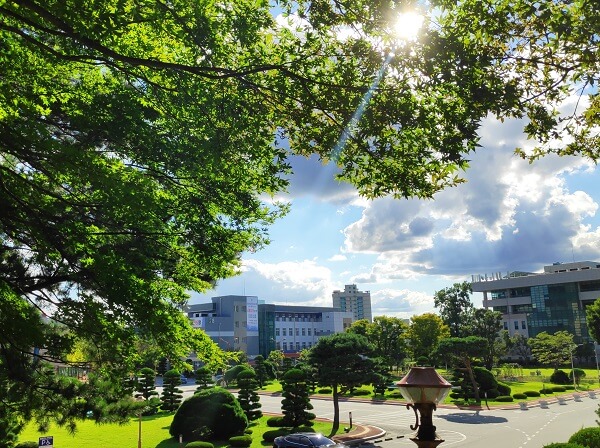 Khuôn viên Kongju National University xanh mát vào mùa hạ