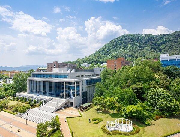 Thư viện Ilsong nổi tiếng trong khuôn viên trường