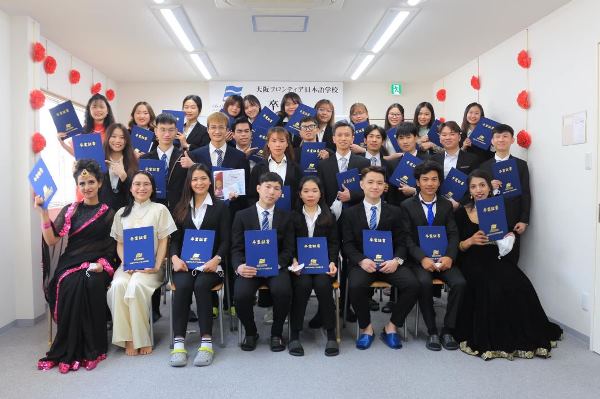 Học viên trường Nhật ngữ Osaka Frontier nhận bằng tốt nghiệp
