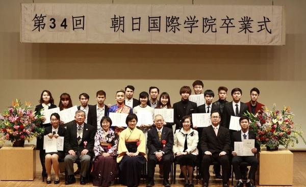 Lễ tốt nghiệp tại học viện Quốc tế Asahi