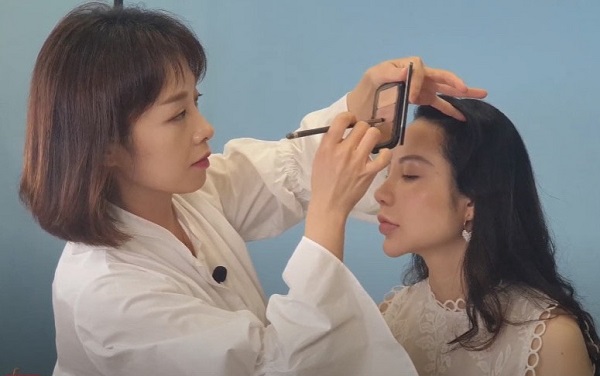 Sinh viên MAP được hướng dẫn cách makeup kiểu Hàn Quốc từ chuyên gia
