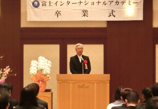 Lễ tốt nghiệp tại học viện Quốc tế Fuji