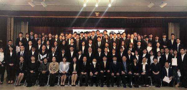 Học viên tham dự lễ tốt nghiệp tại học viện Kobe World