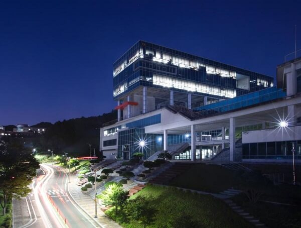 Đại Học Giao thông Quốc gia Hàn Quốc lung linh vào buổi đêm