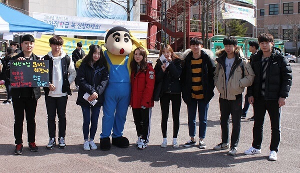 Sinh viên quốc tế tham gia lễ hội trường đại học Mokwon Hàn Quốc