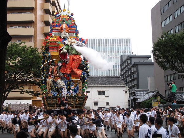 Du học tại Fukuoka, các bạn sẽ có cơ hội tham gia lễ hội Hakata Gion Yamakasa tại Fukuoka
