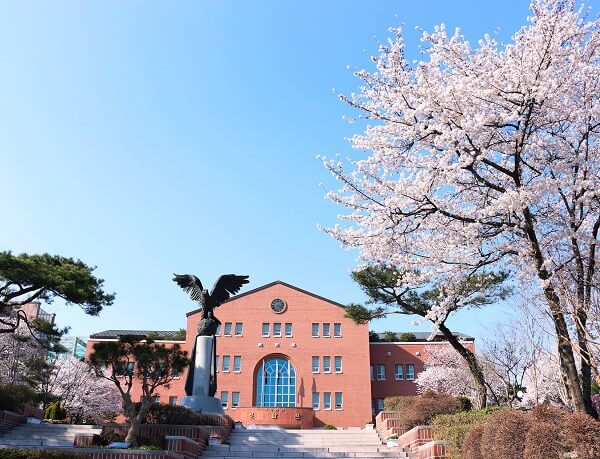 Khuôn viên trường Văn hoá Keimyung đẹp nên thơ vào mùa xuân