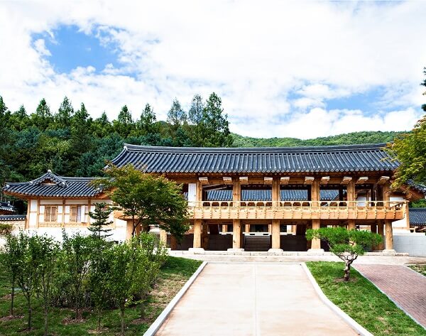 Khuôn viên The Graduate School of Korean Studies xanh mát vào mùa hạ