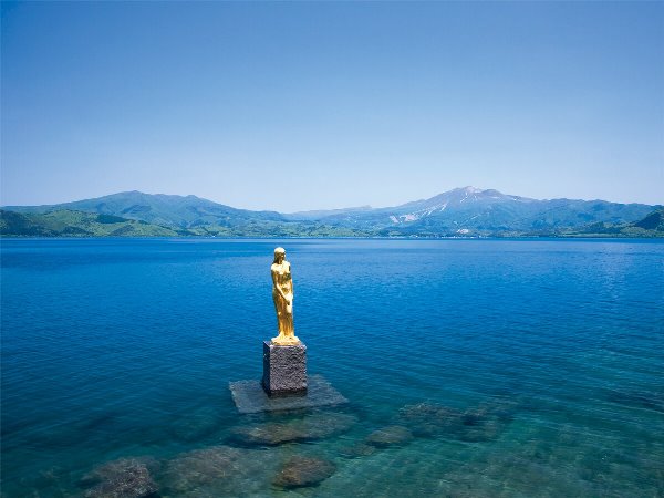 Bức tượng nàng Tatsuko bên cạnh hồ Tazawa