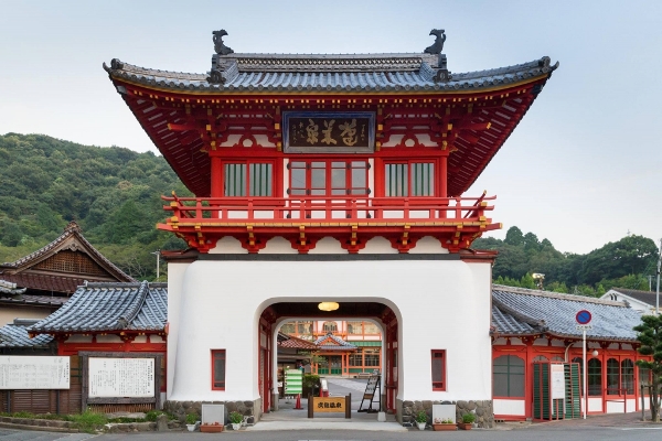 Khu cổng chào Sakura-mon tại suối nước nóng Takeo