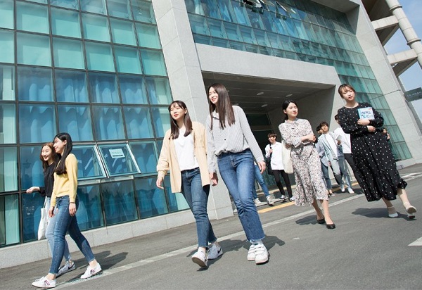 Sinh viên vừa tan học tại Seoul Hanyoung University