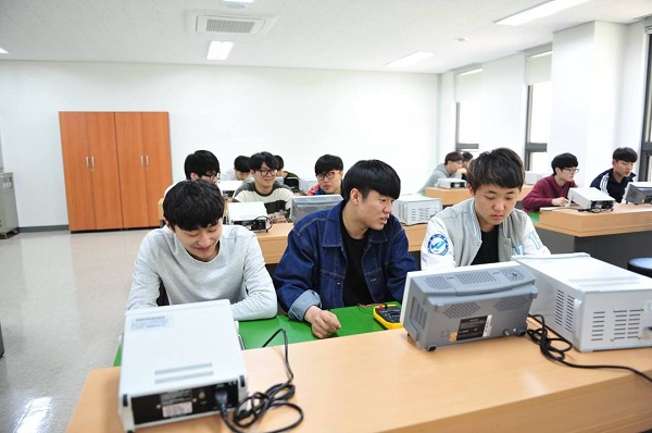 Sinh viên khoa điện tử thực hành tại Woosuk University