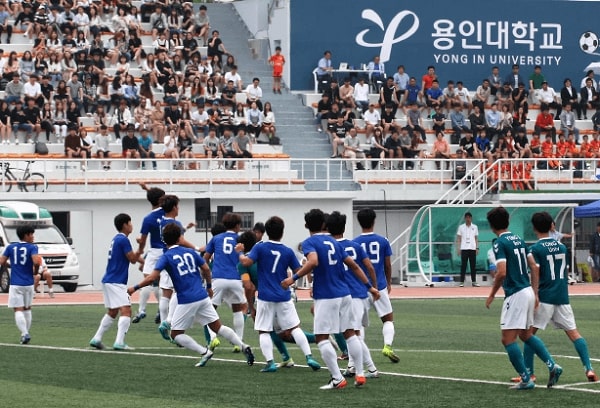 Sinh viên quốc tế tham gia giải đấu bóng đá mùa hè