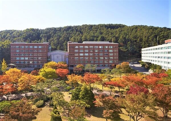 Khuôn viên trường Yeonsung đẹp rực rỡ vào mùa thu