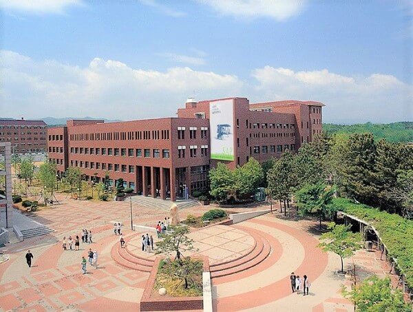 Một tọa học xá tại trường đại học Sunlin Hàn Quốc