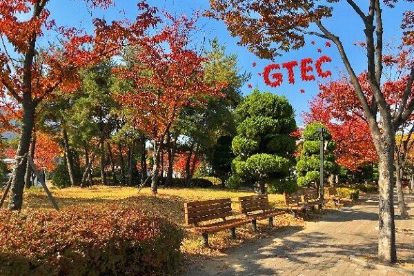 Khuôn viên GTEC đỏ rực vào mùa thu