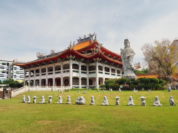 Buddhist College of Singapore tọa lạc trong khuôn viên của Phổ Giác Thiền Tự Quang Minh Sơn