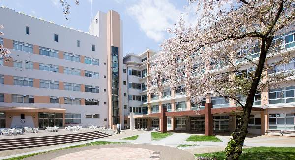 Khuôn viên rộng lớn tại Osaka Seikei University