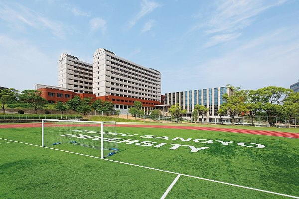 Khuôn viên sân trường rộng lớn tại Kyushu Sangyo University