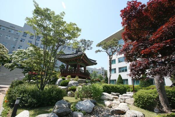 Khuôn viên trường Seojeong đẹp nên thơ vào mùa hạ