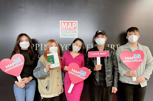 Đoàn sinh viên MAP gồm Văn Việt, Phương Thảo, Dương Sơn, Thu Huyền vui mừng nhận visa thẳng mã code đến ĐH Dongduk