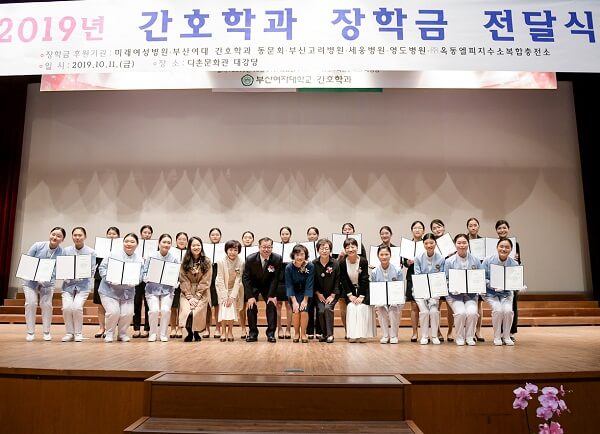 Lễ trao học bổng Trường Nữ Sinh Busan Hàn Quốc năm 2019 cho sinh viên Khoa Điều Dưỡng.