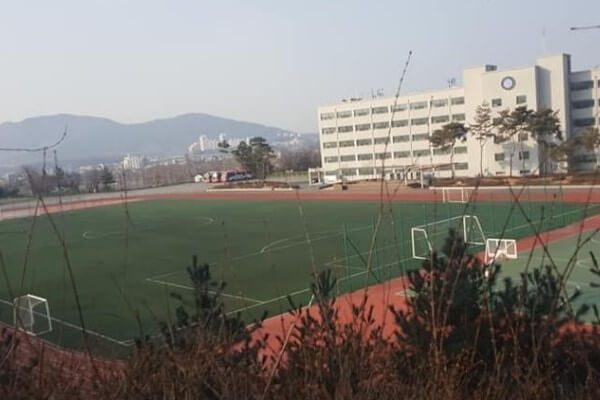 Sân vận động nằm trong khuôn viên trường