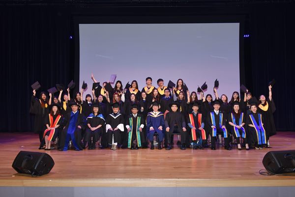 Sinh viên Cao đẳng Âm nhạc Raffles Singapore làm lễ tốt nghiệp