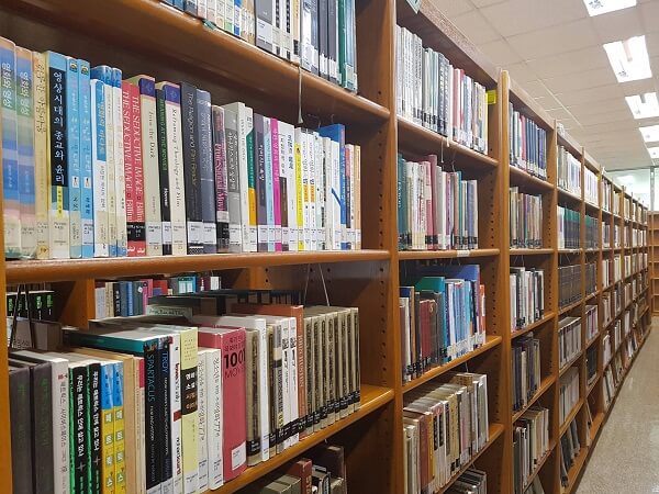 Thư Viện Trường ĐH Chongshin với hàng nghìn đầu sách quý