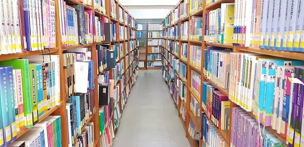 Thư viện với nhiều đầu sách quý