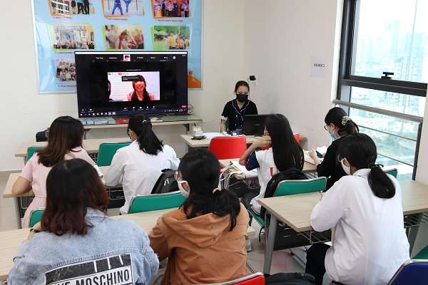 Buổi triển lãm du học Hàn Quốc để tìm hiểu về các điều kiện nhập học.