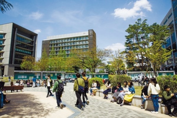 Đây là một trong những trường lớn nhất khu vực miền Tây Nhật Bản