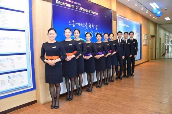 Đồng phục sang trọng của sinh viên khoa Du lịch hàng không
