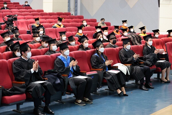 Hình ảnh sinh viên Kyungnam College of Information & Technology trong buổi lễ tốt nghiệp
