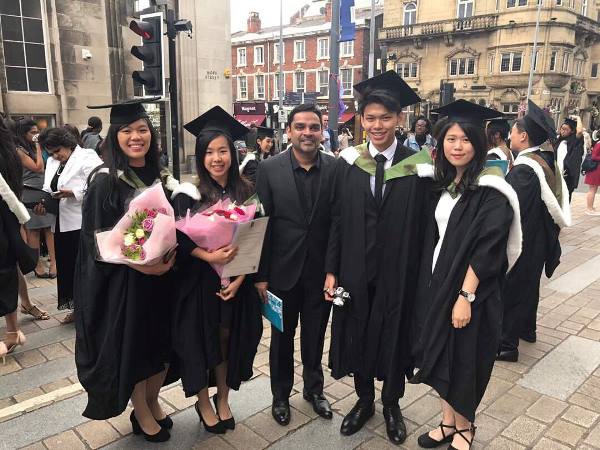 Sinh viên nhận bằng tốt nghiệp tại Luân Đôn