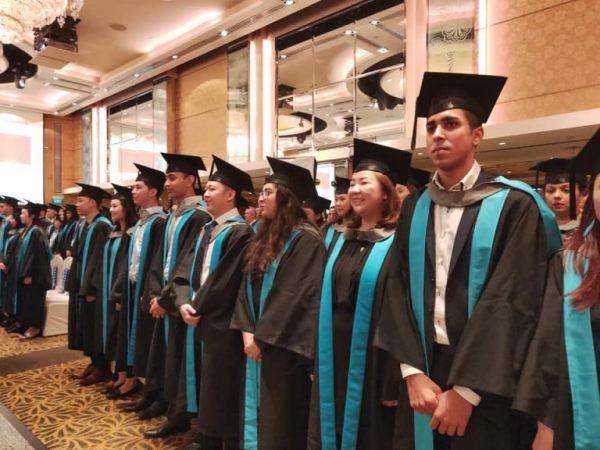 Sinh viên tham dự lễ tốt nghiệp