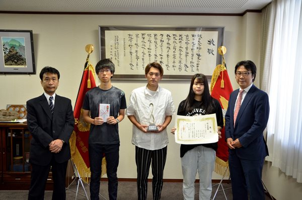 Sinh viên đại học Oita nhận bằng khen thưởng