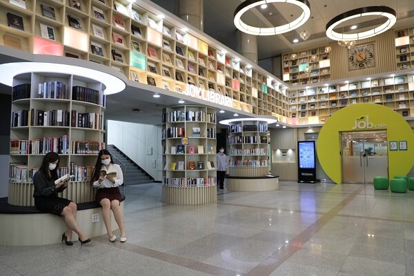 Thư viện JOY tại sảnh tầng 1 của Trường Cao Đẳng Khoa Học Công Nghệ Chosun, thư viện mở đầu tiên ở Honam, mở cửa miễn phí cho học sinh sinh viên cũng như người dân.