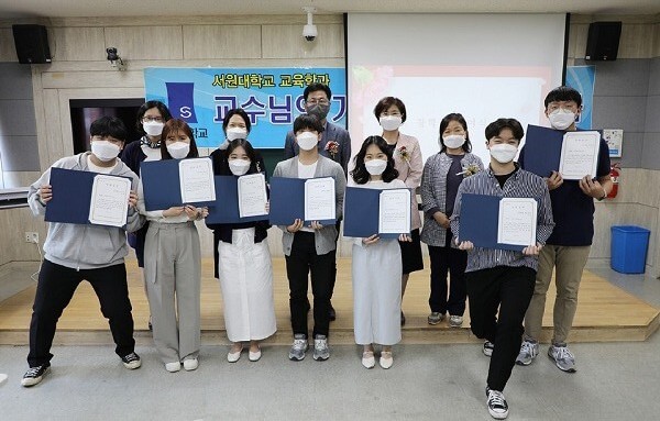 Các sinh viên xuất sắc nhận học bổng Jeja Sarang