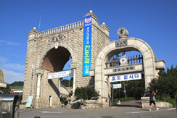 Cổng trường Kyungmin University gây ấn tượng với kiến trúc độc lạ