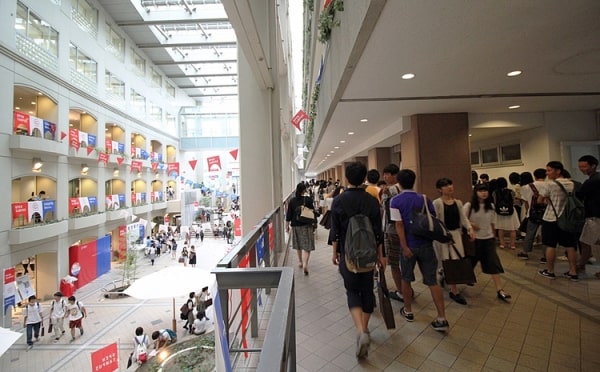 Học sinh tham quan trường trước khi nhập học tại đại học Chukyo