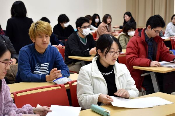 Sinh viên làm bài thi nhập học tại đại học Shigakukan